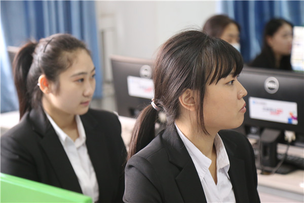 學(xué)生認(rèn)真聽講