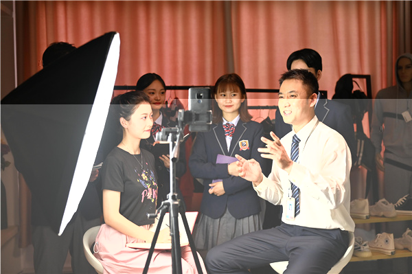 ʯ���f���A��X�W(xu��)У