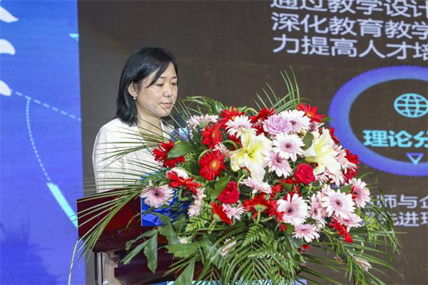 中國(guó)東方教育集團(tuán)電腦第二事業(yè)部常務(wù)副總經(jīng)理徐虹致辭