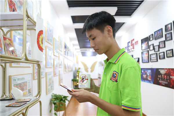 ʯ���f���A��X�WУ