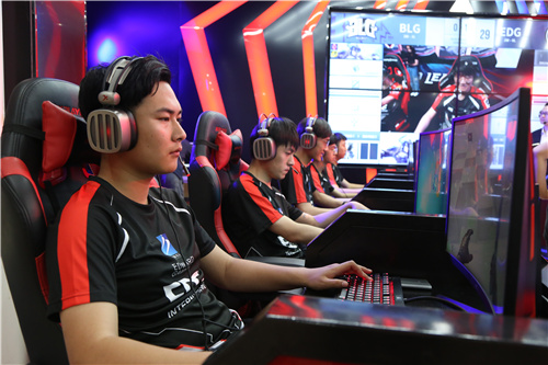 ʯ���f���A��X�WУ