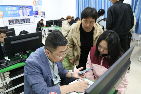 ʯ���f���A��X�W(xu��)У